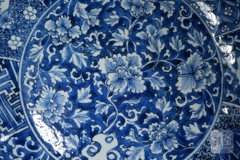 清康熙 青花留白花卉纹大盘 - 图6